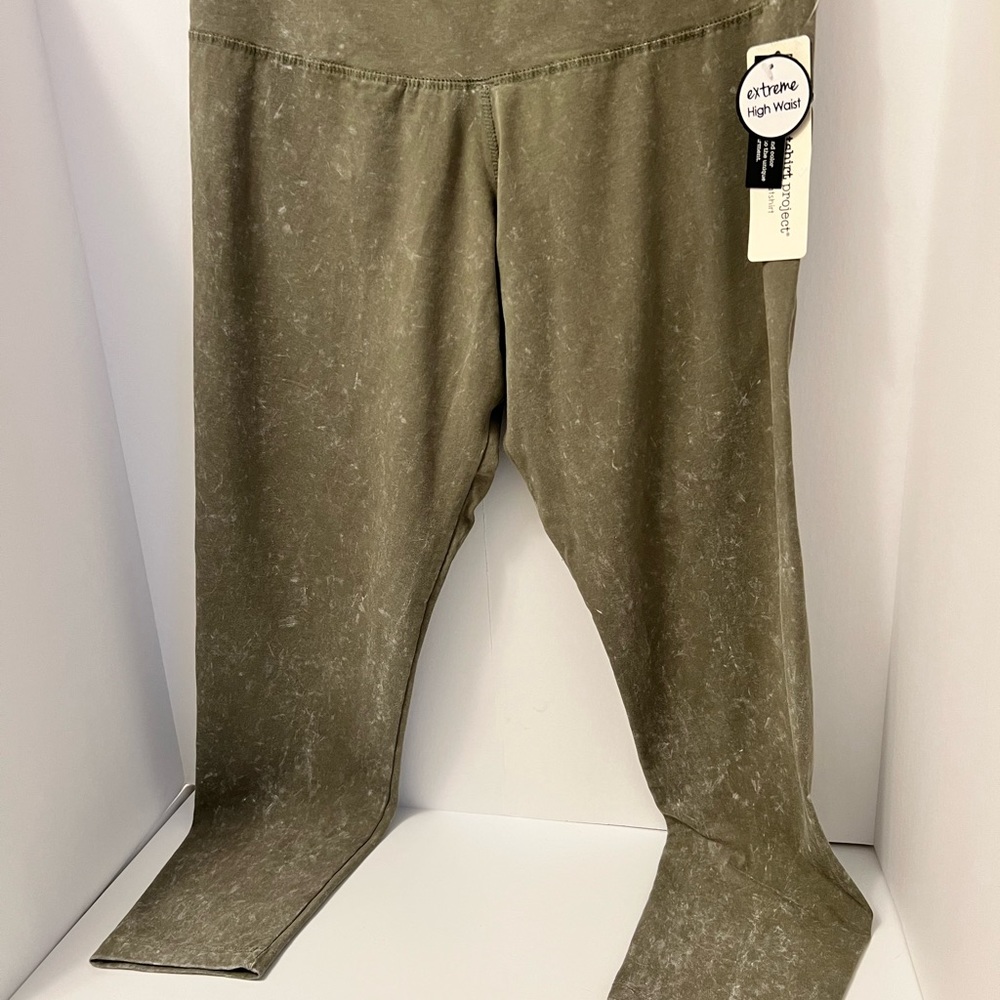 NWT - women’s casual legging. Olive green.